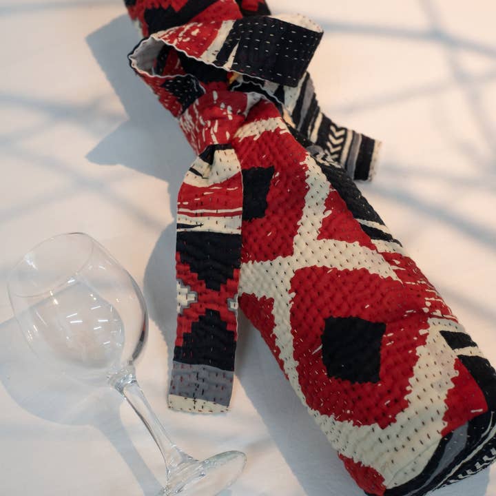 Sac à vin Kantha fait main Monotone Ikat - Rouge pour la vente par Maison Mieko