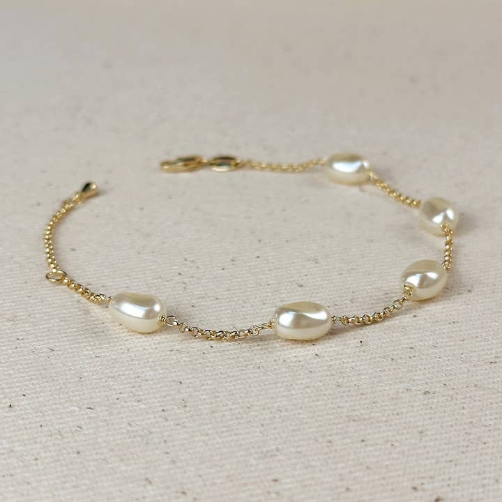 Bracelet en perles baroques espacées et remplies en or 18 carats pour la vente par GoldFi