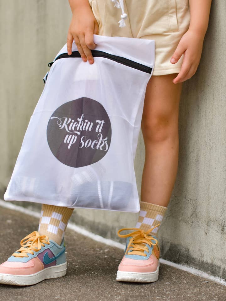 Un sac à linge en filet pour la vente par Kickin it up Socks