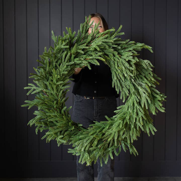 Norfolk kerstkrans met realistische takken - 86 cm diameter voor wholesale door Luxe B Co