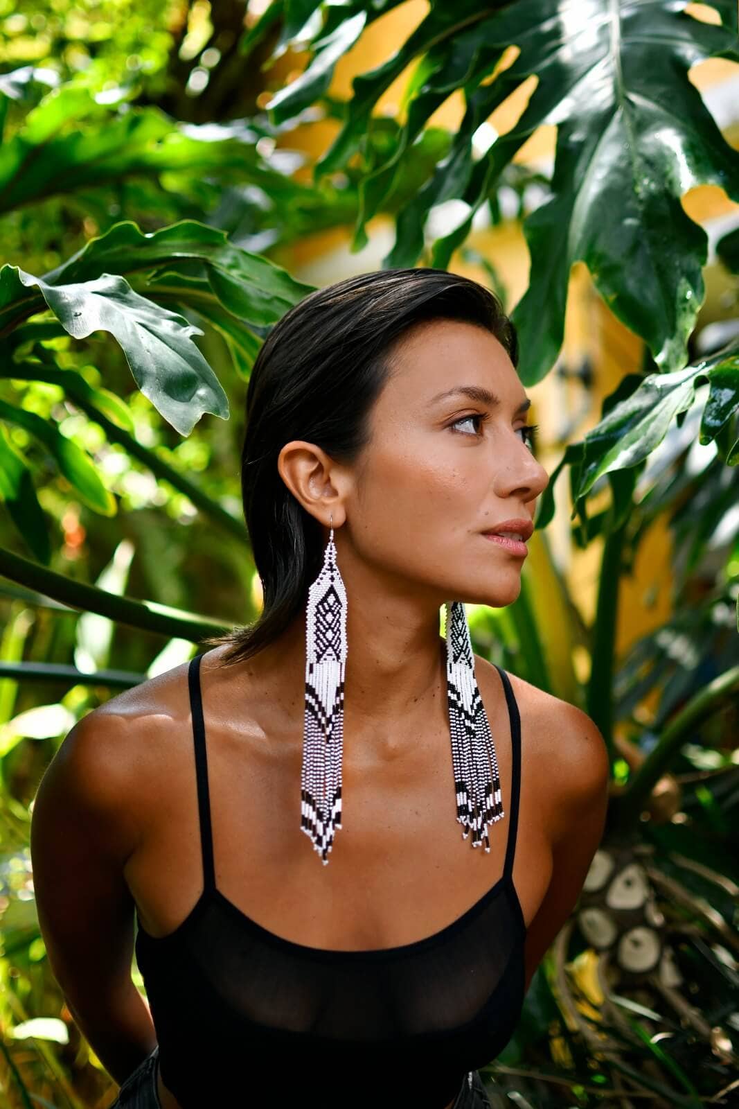 Mother Sierra - Wholesale Kwastjesoorbellen - Cascadas - Lange inheemse kralenoorbellen in zwart en wit1