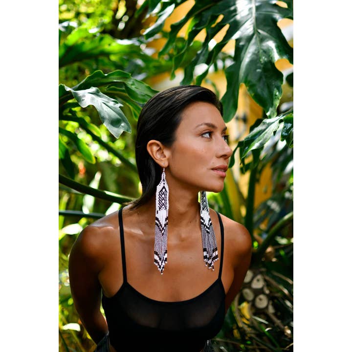 Mother Sierra - Wholesale Kwastjesoorbellen - Cascadas - Lange inheemse kralenoorbellen in zwart en wit1