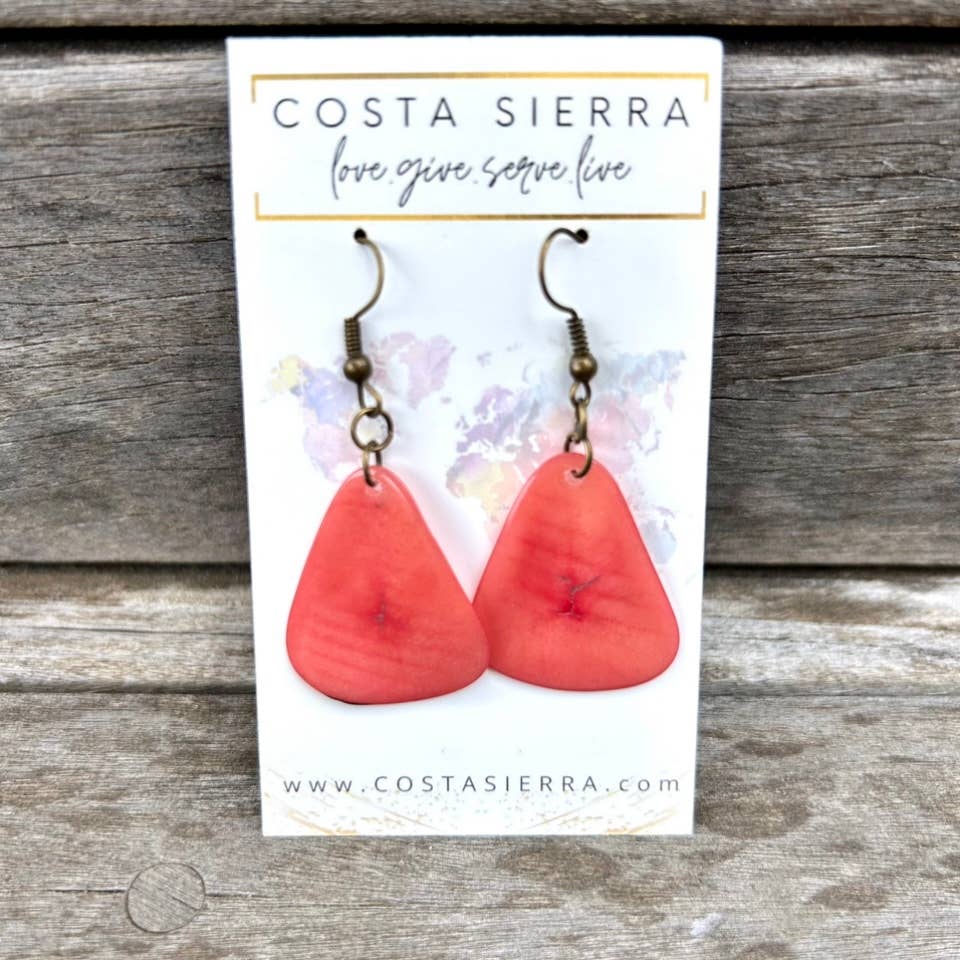 Costa Sierra – wholesale Hängande örhängen – Madalina örhängen i tagua, handfärgade och karvade med naturlig nötlook5