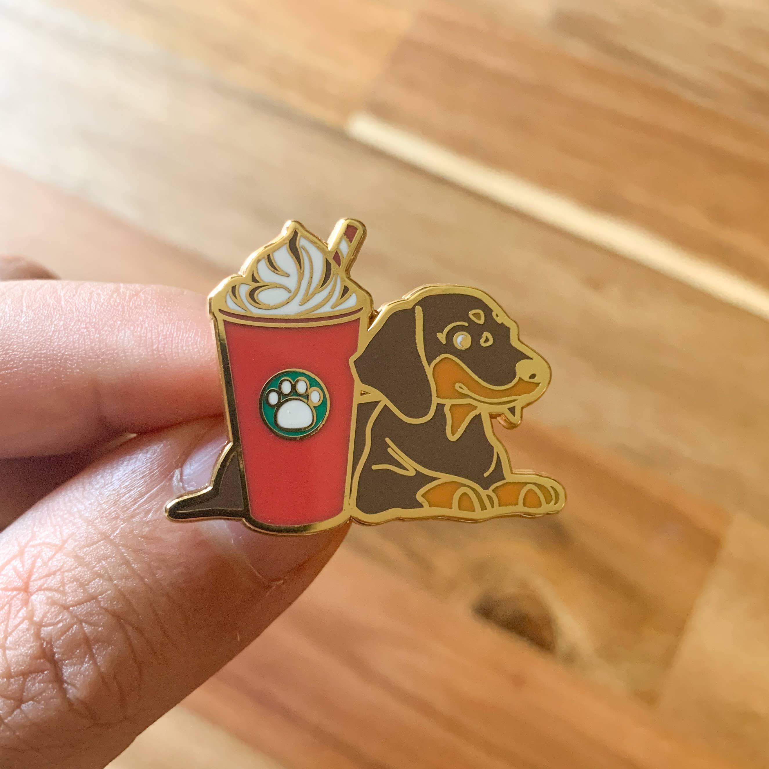 Cocktail Critters - Vendita all'ingrosso Spilla da bavero - Daschund x Spilla da caffellatte alla menta piperita1