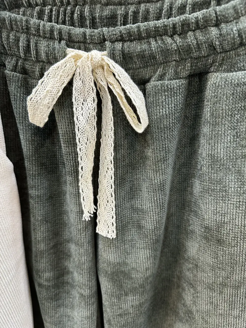 Mimi & Gogo – wholesale Mjukis- och joggingbyxor – Dam – Velour joggingbyxor med spets och resår i midjan, två fickor, one size för storlek 36–425