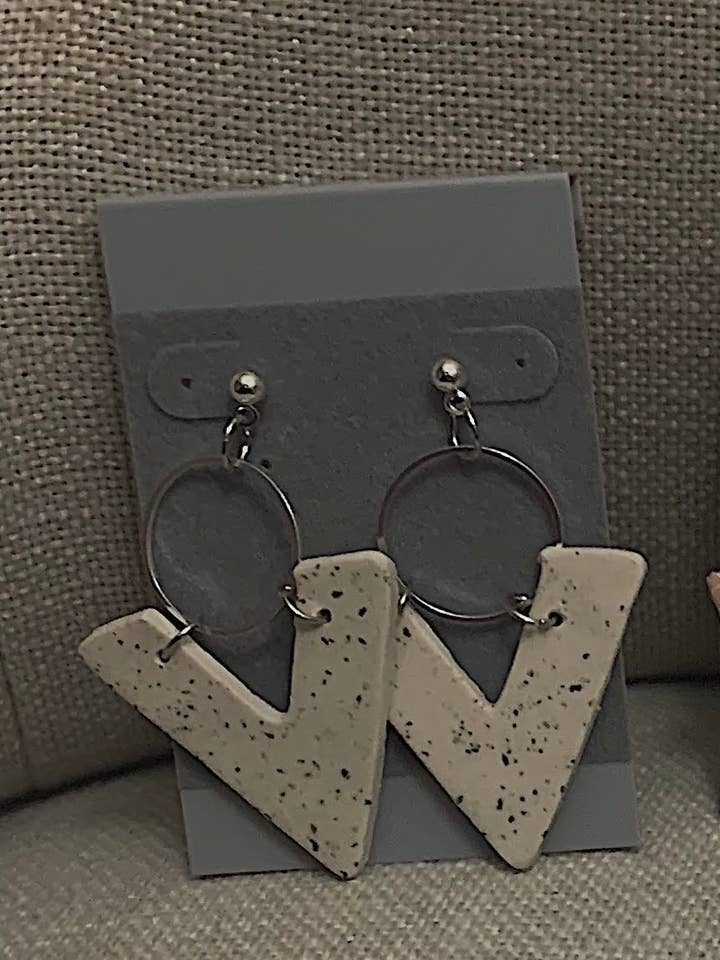 Gouttes en V blanches mouchetées avec anneaux argentés pour la vente par Polymearrings Jewelry Co.