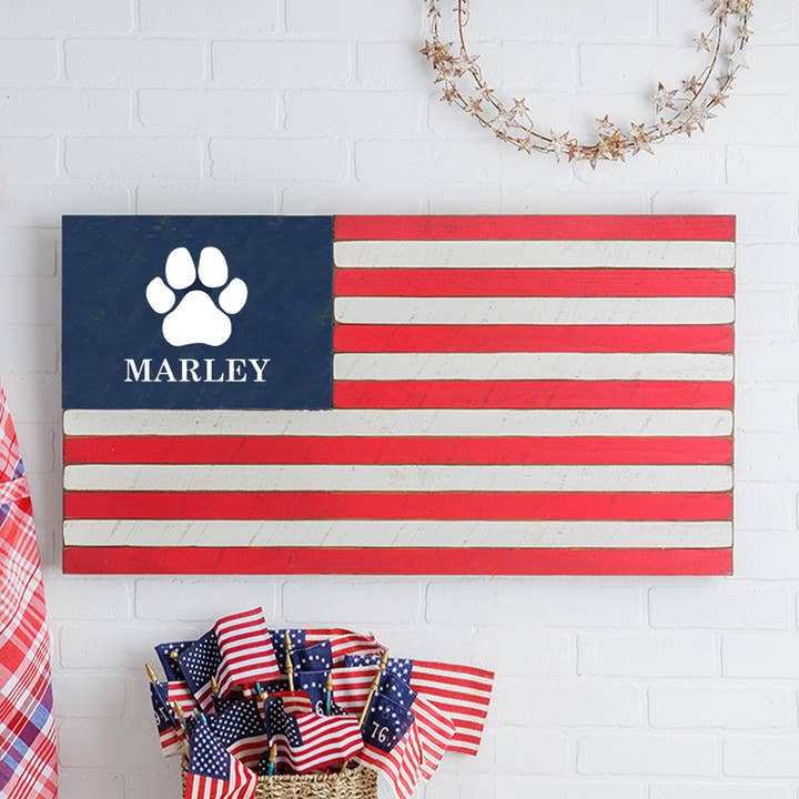 Drapeau américain en bois imprimé patte personnalisée pour la vente par Rustic Marlin