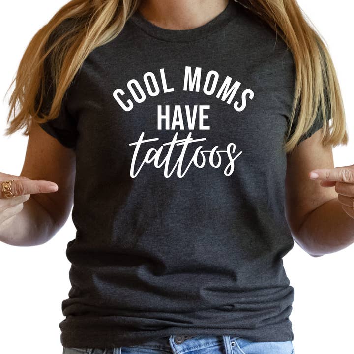 Epic Life - Designed – Großhandel T-Shirt mit Siebdruck – Damen – Coole Mütter haben Tattoos Shirt - Trendiges Grafik-T-Shirt für tätowierte Mütter, Muttertagsgeschenk, Tattoo-Liebhaber Shirt, Lustiges Mama T-Shirt