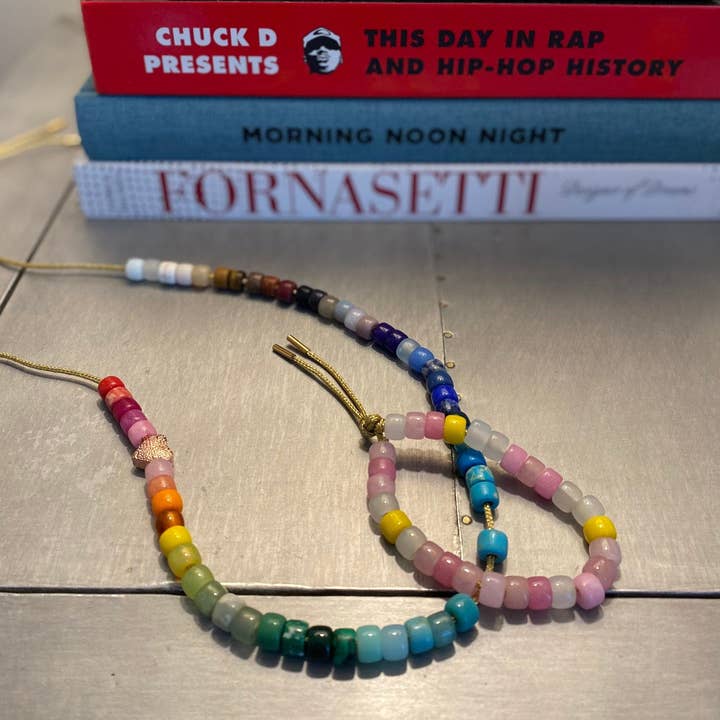 Collier en pierre naturelle Rainbow Slide sur lurex doré avec cœur pour la vente par LB Beadz