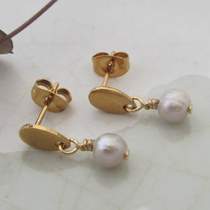 White Pearl Drop Studs för wholesale av Over The Moon