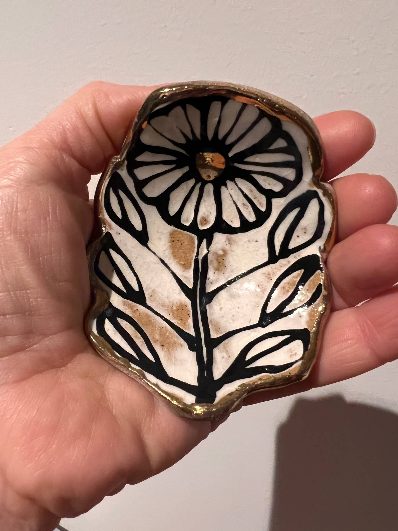 Hsieh Clay SF – wholesale Smyckesfat – Handgjord blommformad keramisk smyckesskål 4" med 22K dekoration6