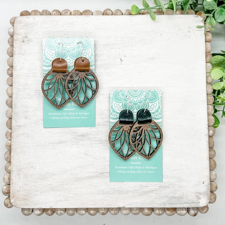 Fleece & Fancy – wholesale Hängande örhängen – Laser Cut Läderrem Filigran Trä Örhängen5