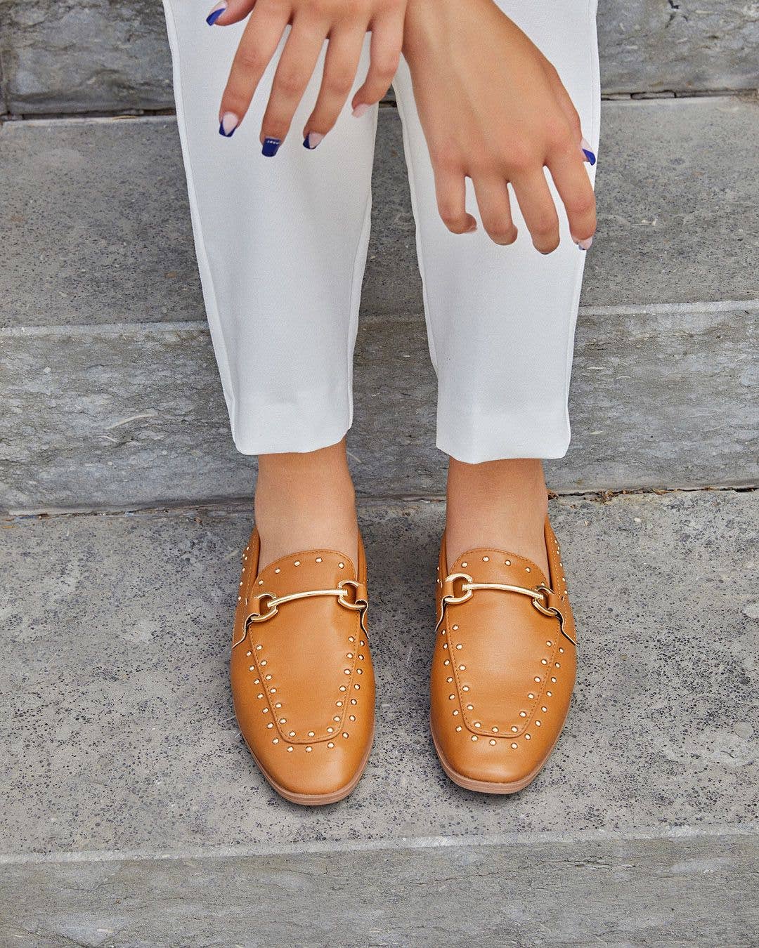 SWEET MAGIC MODA Y COMPLEMENTOS – Engroshandel Sko med lave hæle – Kvinder – Flad sko i kunstlæder med nitter1