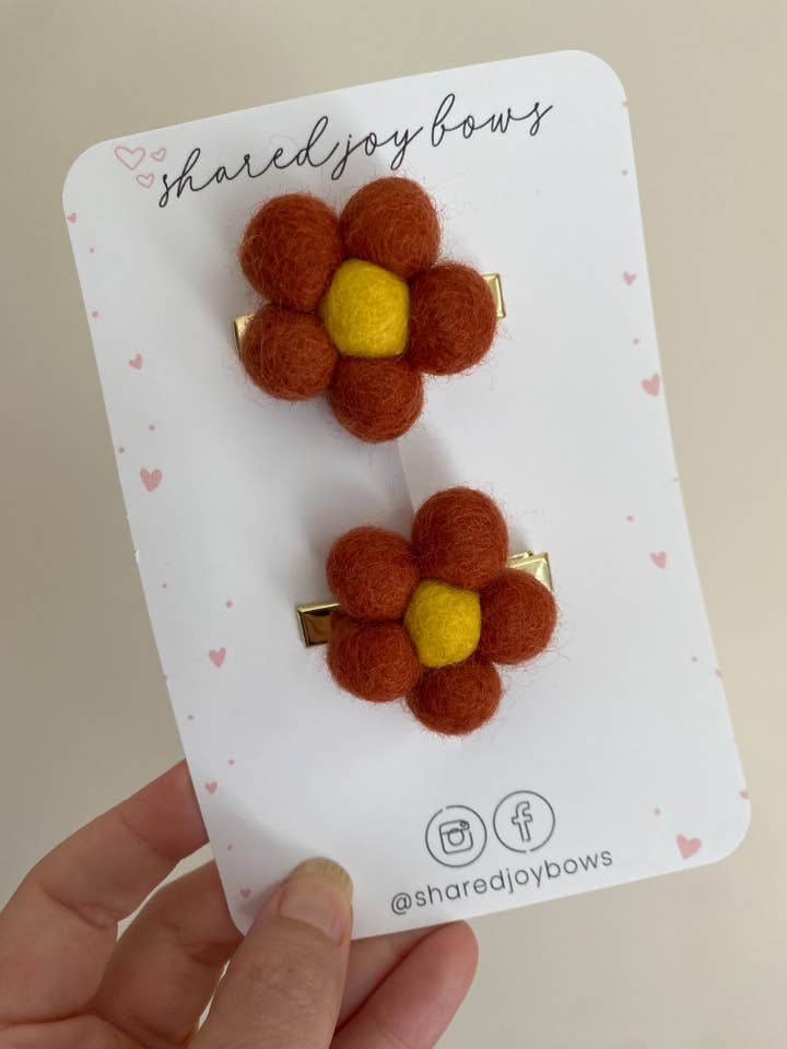 Pinces à cheveux florales en feutre rouillé pour la vente par Shared Joy Bows