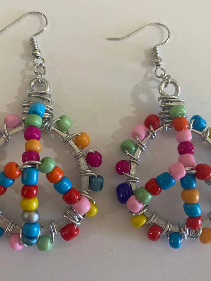 Boucles d'oreilles en forme de signe de paix perlées : argenté/multibrillant pour la vente par Angela Catirina Jones