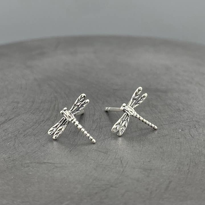 Zarte Libellen-Ohrstecker für den Großhandel von Something Silver