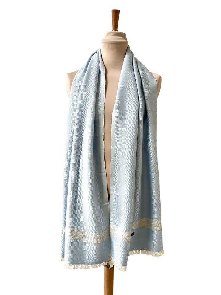 Der Himmelblaue Weiche Krama in seiner Palmrindenschachtel für den Großhandel von Krama Heritage