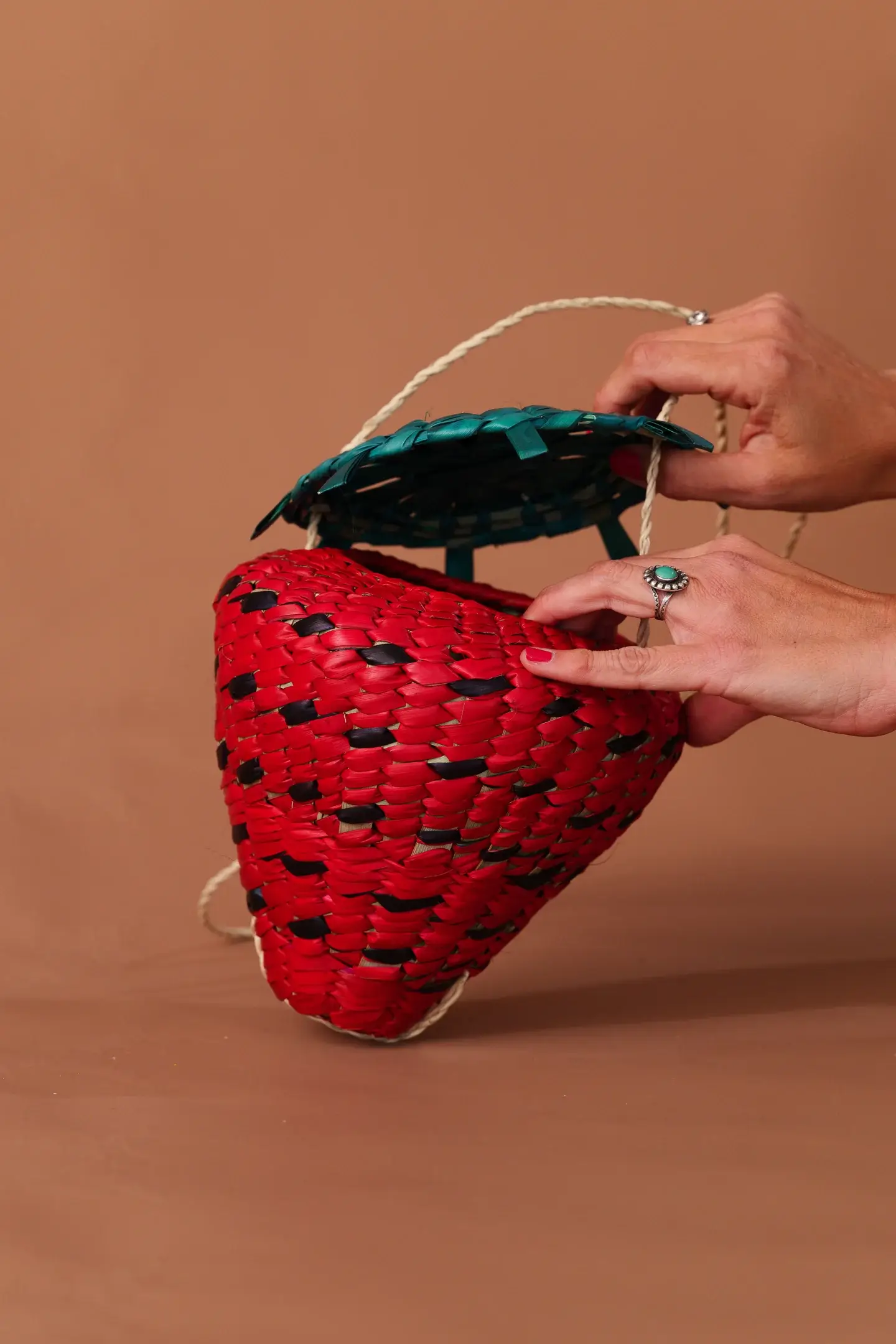 LOLA Y TULA - Wholesale Crossbody Bag - Women's - La Fresa Woven Bag2