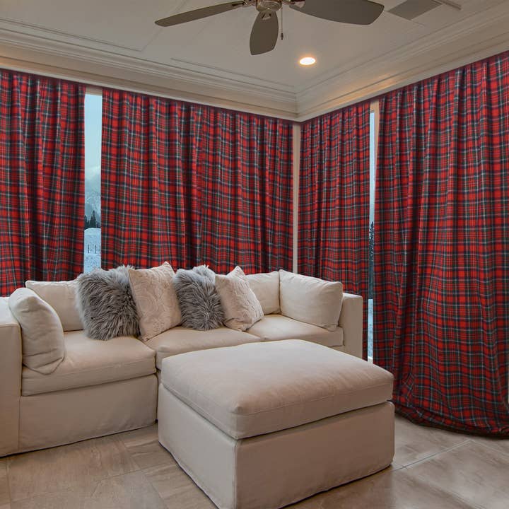 Rideaux en laine à carreaux rouge et vert sur mesure pour bloquer le froid pour la vente par Amore Beauté