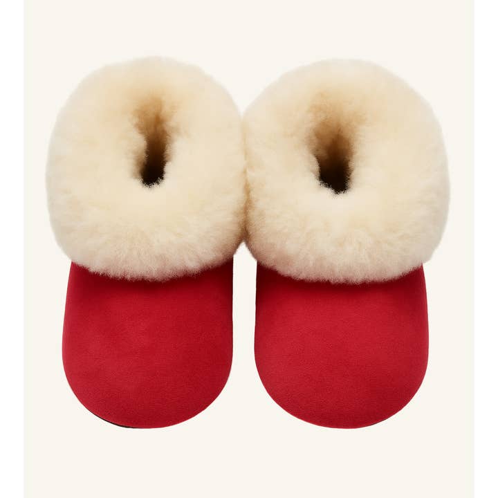 Chaussons en fourrure d'alpaga pour bébés et enfants en baie cramoisie pour la vente par Snuggles n Cuddles