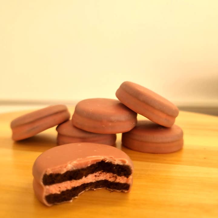 Low Carb Goodies – wholesale Kakor – Låda 6 kakor fyllda med jordgubbskräm doppad i rosa choklad. 1 portion varje kaka.