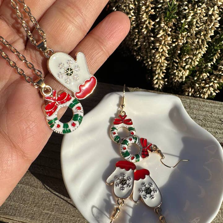 Gemscape UK - Wholesale Jewelry Set - Christmas Jewellery Set - Mittens & Wraith Necklace & Studs7