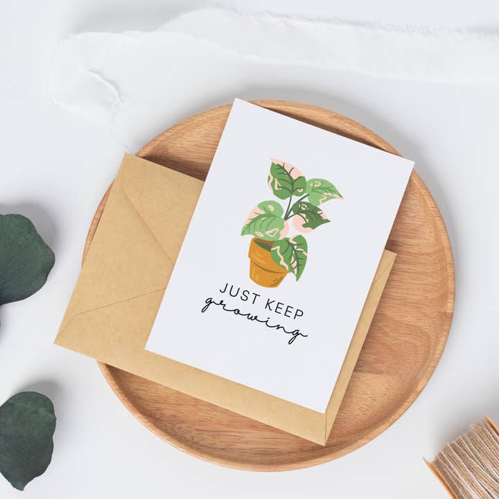 Tarjeta de felicitación Just Keep Growing y otras tendencias de Resultados para plástico para invernadero al por mayor. Devoluciones gratuitas y condiciones de pago a 60 días en Faire en Faire.