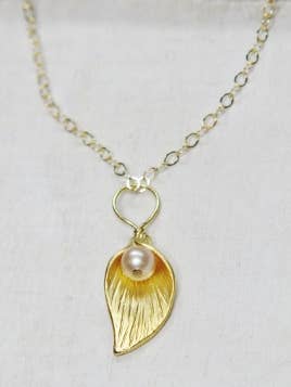 Gold Lily Pearl Necklace - Pink/Peach for wholesale by Sosie Designs