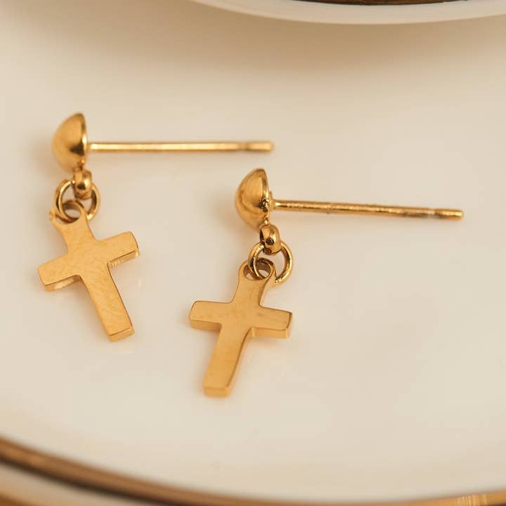 Boucles d'oreilles étanches Narelle pendantes croix en or et acier pour la vente par Elsie & Zoey