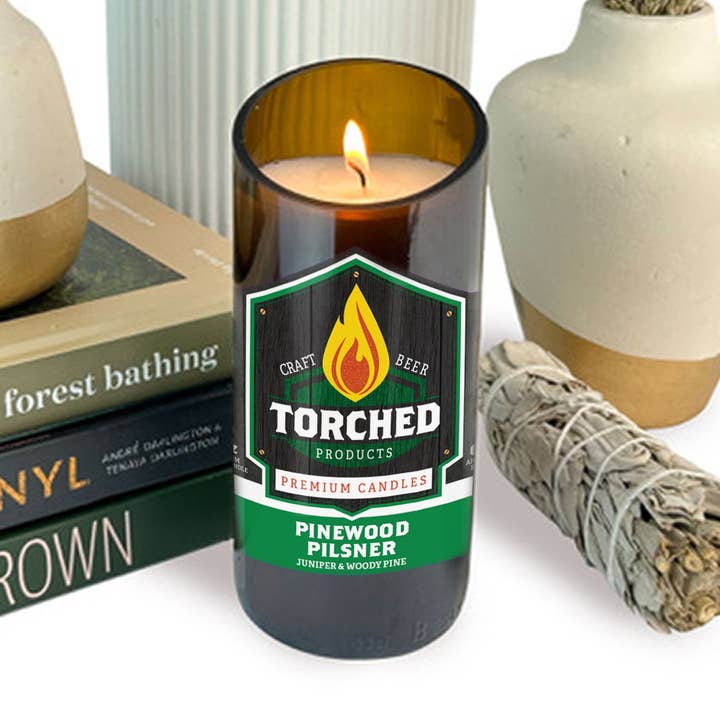 abgefackelte Bierflaschenkerze 8 oz - Pinewood Pilsner für den Großhandel von Torched Products