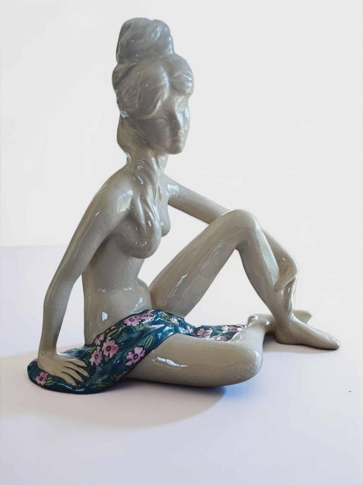 Statuett av sittande draperad kvinna i krackelerad keramik för wholesale av Art Déco Style