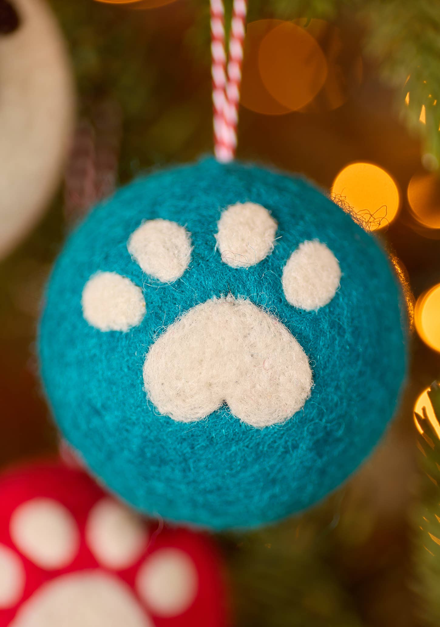 Namaste - Vente Décoration de Noël - Boules en feutre rondes à empreintes de pattes de chien1
