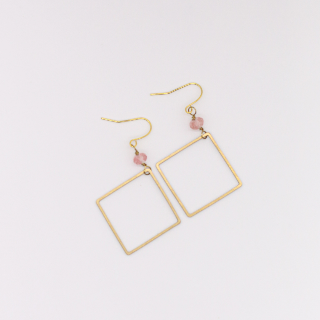 Seeds – Großhandel Ohrhänger – Julia-Ohrringe | Quadratische Anhänger aus Messing, echte Steinperlen13