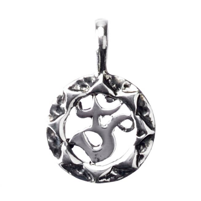 Breloque en argent sterling Sweet Serenity Ohm Symbol pour la vente par Cynthia Gale New York