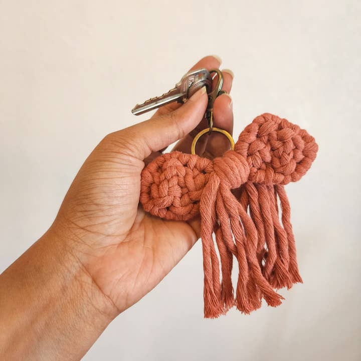 Portachiavi con fiocco fatti a mano | Portachiavi con fiocco alla moda | Regali per le feste per la vendita all'ingrosso da parte di Handmade By Uruba