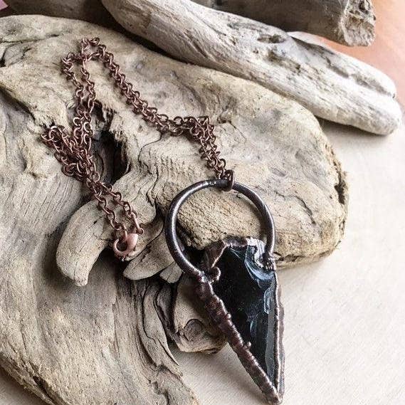 Collier Talisman en Obsidienne en Pointe de Flèche par Blackbird & Sage pour la vente par Blackbird & Sage Jewelry