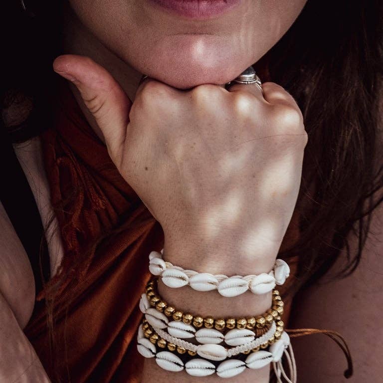 ByBazz – wholesale Vävt/flätat armband – Handgjorda armband med cowrieskal, 4-pack1