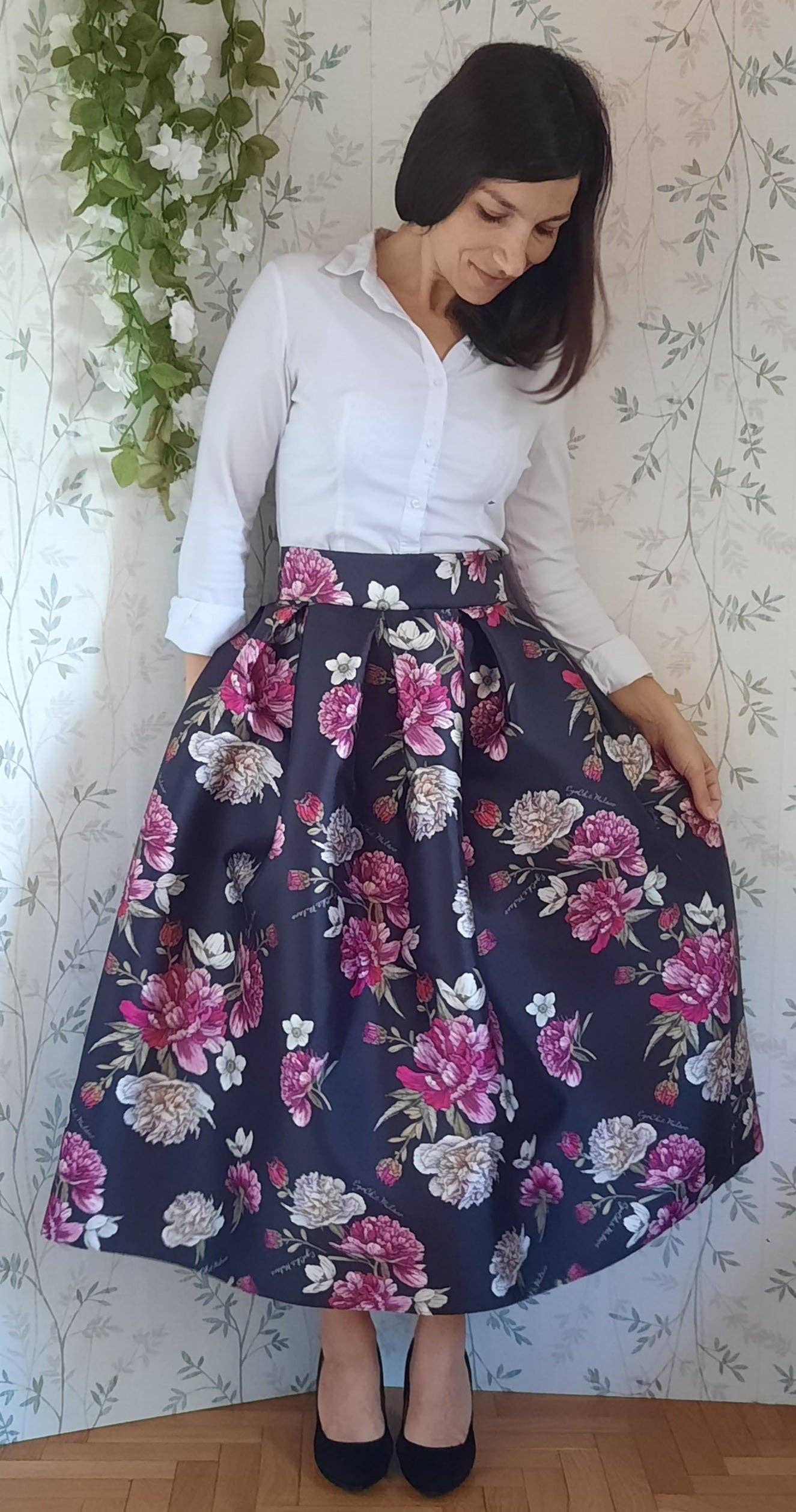 EgoChic Milano - Vente Jupe – femme - Jupe plissée style années 50 Sabrina, motif floral sur base noire avec logo7