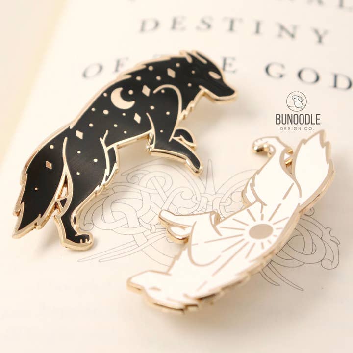 Bunoodle Design Co. – wholesale Nål och knapp för kavajslag – Sol och måne Wolf Emalj Pins2