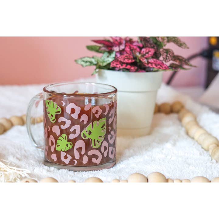 Tazza con stampa Leaf & Cheetah per la vendita all'ingrosso da parte di Marlene and Rae LLC