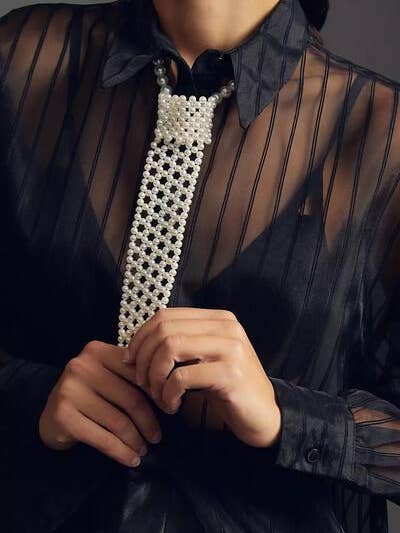 Collana con cravatta angolata in perle per la vendita all'ingrosso da parte di SAACHI