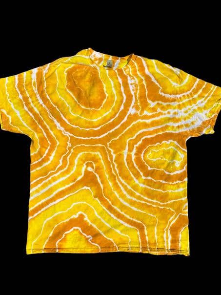 T-shirt tie-dye jaune, t-shirt tie-dye bohème abstrait pour la vente par Lanastiedyes