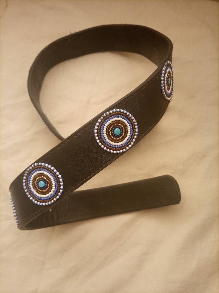 Delight merchants – Großhandel Gürtel – Damen – Blaue und braune handgefertigte Ledergürtel mit Perlen aus Kenia mit kostenlosem Versand2