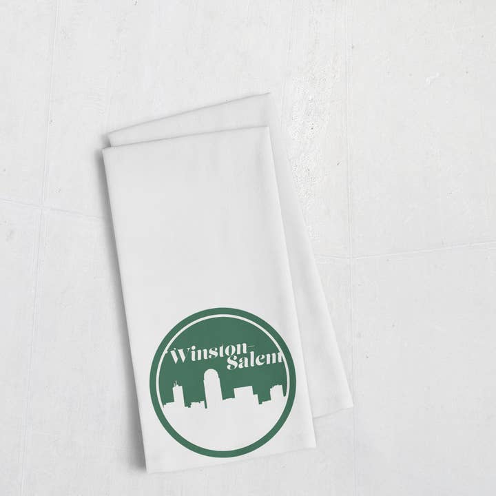 Winson-Salem NC retro skyline håndklæde | Flere farver for engroshandel hos Paperfinch Design
