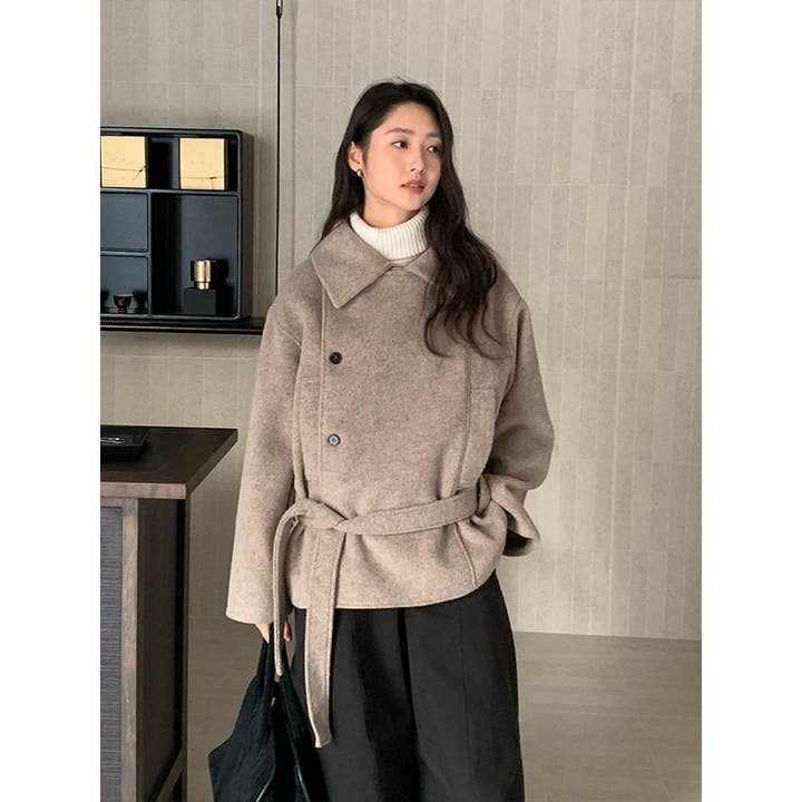 Dubbelknäppt kort ullkappa för wholesale av Sheer Trend