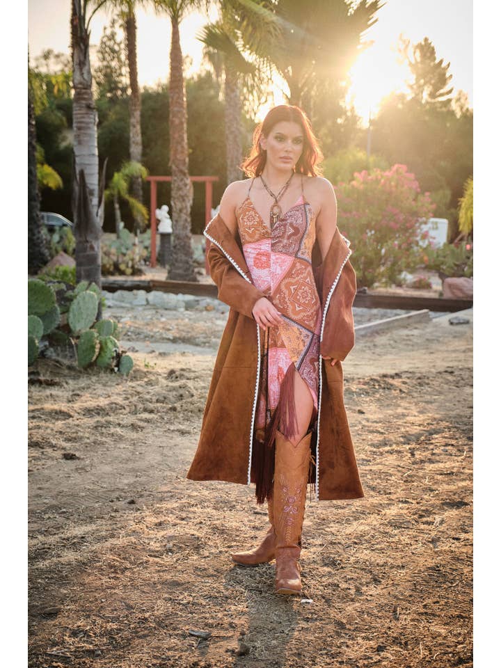 ROST 23592J Trenchcoat i fuskmocka med broderad kant för wholesale på Faire4