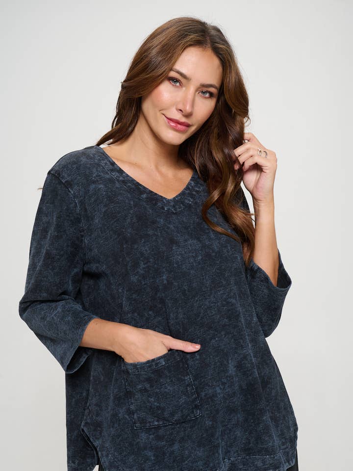 Tunique à col en V avec poche - Style SC202 pour la vente par Focus Fashion