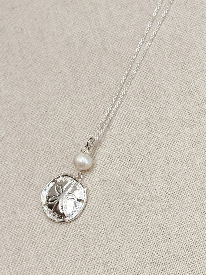 Romantisk ferskvandsperle sanddollar strandvedhæng halskæde for engroshandel hos Gracie Rose Designs