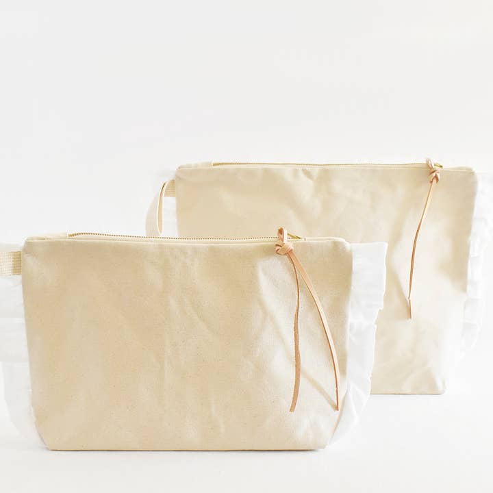 Pochette zippée en coton à volants - Pull en cuir beige pour la vente par Celina Mancurti, LLC