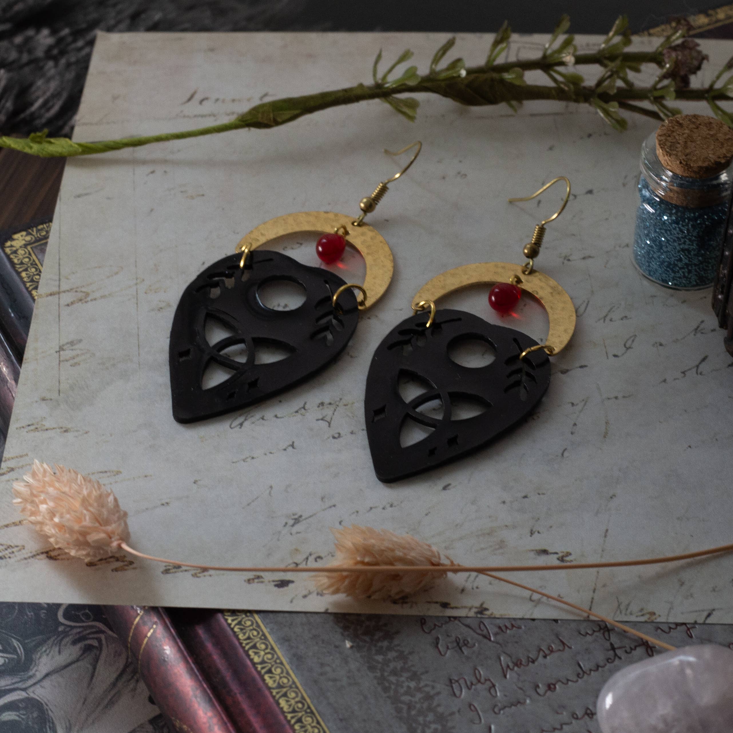 noemie zomby - Wholesale Hangende/ronde oorbellen - Ouija oorbellen van messing en acryl - gothic5